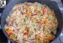 Réalisez un riz aux saucisses et aux légumes pour égayer votre rendez-vous culinaire du dimanche avec des saveurs délicieuses.