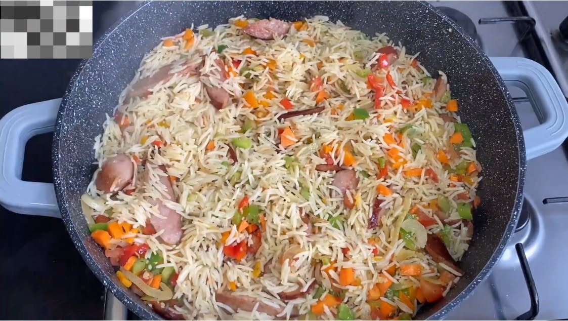 Réalisez un riz aux saucisses et aux légumes pour égayer votre rendez-vous culinaire du dimanche avec des saveurs délicieuses.